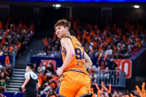 無敵了！王哲林三節(jié)13中8砍下20分11板 5前場板