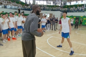 誰能繃??？杰倫·布朗中國(guó)行單挑造犯規(guī)被喊SGA 布朗笑拉了