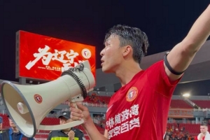 最終，遼寧鐵人楠波灣主場1-5不敵山東泰山，終結(jié)了此前的三連勝