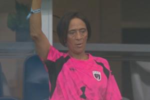 現(xiàn)場(chǎng)觀戰(zhàn)！佛得角40歲門(mén)將沃齊尼亞的母親身穿他的球衣現(xiàn)身看臺(tái)