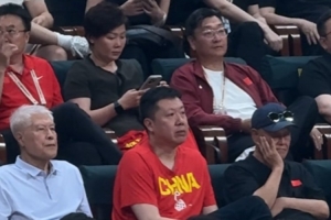 王治郅與趙本山觀戰(zhàn)男籃世預(yù)賽！蔣興權(quán)&宋小寶也在現(xiàn)場