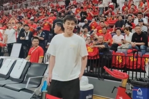 現(xiàn)場支持！郭艾倫來到現(xiàn)場觀戰(zhàn)中國男籃VS日本男籃