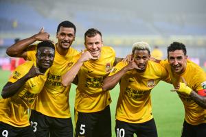 13輪不敗!西海岸2-1十人海港 張源直紅阿齊茲2助攻VAR吹掉雙方4球
