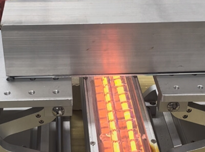 線(xiàn)式聚焦紅外加熱器實(shí)現(xiàn)光伏板底襯熔接精準(zhǔn)定位加熱